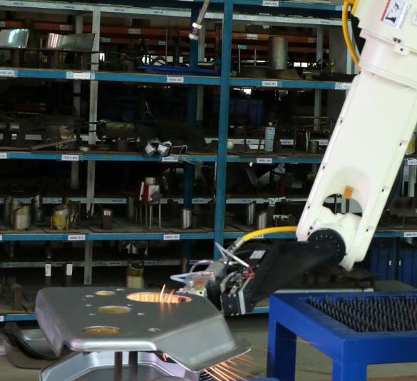 机械手激光切割机切割现场